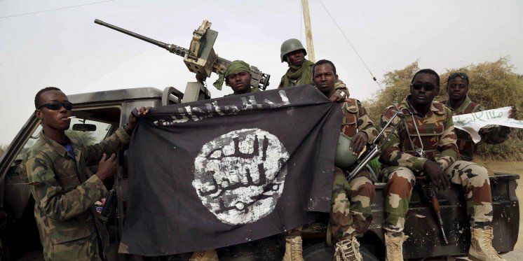Військові Нігерії з трофейним прапором Боко харам. Фото: Reuters