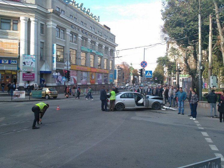 У центрі Тернополя затори - біля ЦУМу  зіткнулися дві автівки (ФОТО)