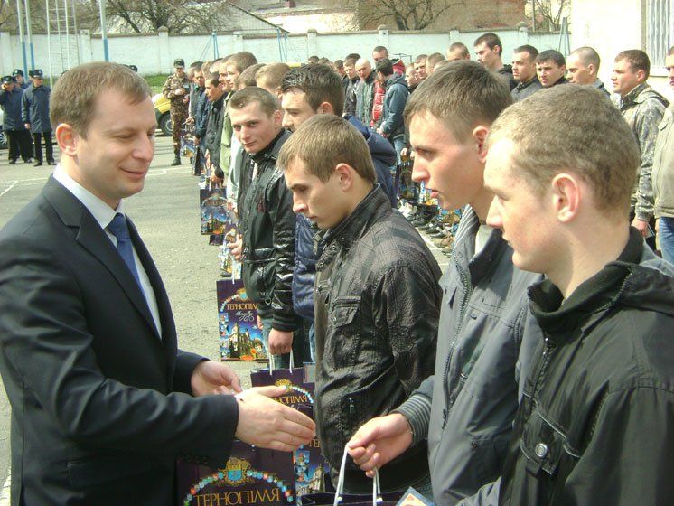 На строкову службу з Тернопільщини відправили понад сто юнаків