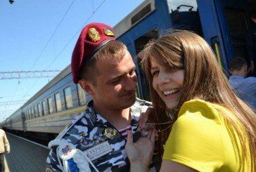 Тернопільських бійців на вокзалі зустрічали кохані дівчата (ФОТО)