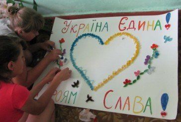 У селі Вищі Луб`янки на Тернопільщині діти виготовили велетенську листівку для військових (ФОТО)