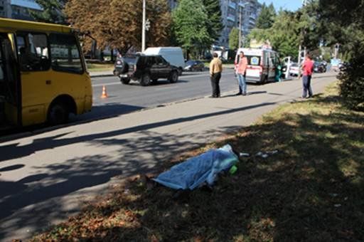 У Тернополі маршрутка смертельно травмувала працівницю ЖКГ, яка прибирала вулицю (ФОТО)