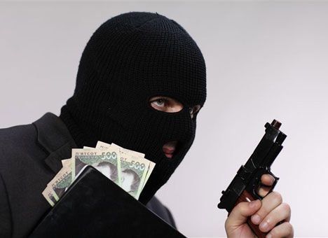 Трьох злочинців, які пограбували у Києві чоловіка на 1 млн грн, затримали в Одесі, – МВС