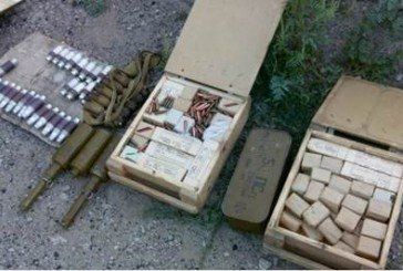 На Донеччині біля дороги Артемівськ-Дебальцеве виявили сховок зі зброєю (ФОТО)