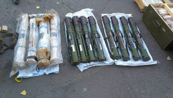 У Щасті біля колишнього навчального закладу міліції знайшли великий арсенал зброї (ФОТО)