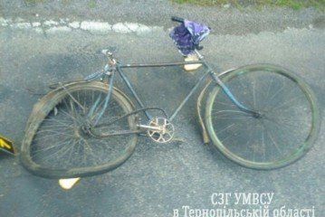 На Тернопільщині «Мерседес-спринтер» збив велосипедиста (ФОТО)