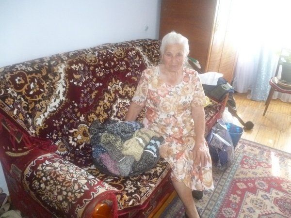 86-річна волонтерка зі Зборова в’яже шкарпетки для бійців АТО (ФОТО)