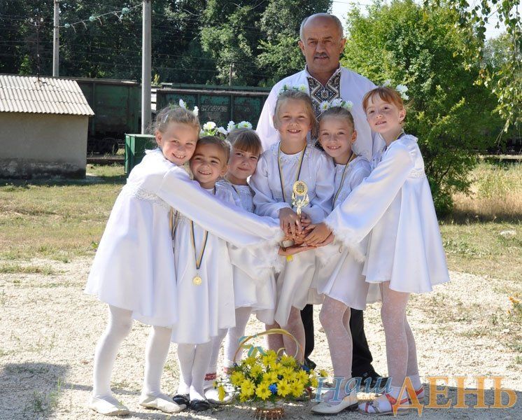 На кам’янистій сільській дорозі діти танцювали «Молитву» за Україну