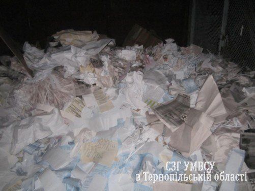 Близько 1800 необлікованих бюлетенів та 8 кліше вилучили правоохоронці у приміщенні однієї з друкарень Тернополя (ФОТО)