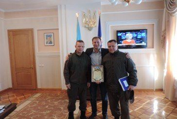 Керівника Тернопільської ОДА бійці 2-ї Галицької бригади Нацгвардії нагородили почесною відзнакою (ФОТО)
