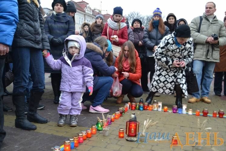 На Театральному майдані тернополяни запалили свічки пам`яті та скорботи за жертвами Голодомору (ФОТОРЕПОРТАЖ)