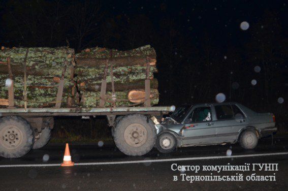 На Кременеччині легковик врізався в лісовоз. Є потерпілі (ФОТО)