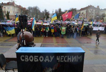 Українська символіка, революційне піаніно та патріотичні гасла: Тернопільські студенти знову вийшли на Майдан (ФОТОРЕПОРТАЖ)