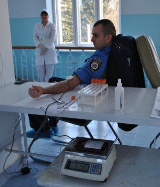 Поліцейські Тернопільщини стали донорами крові задля порятунку дітей (ФОТО)