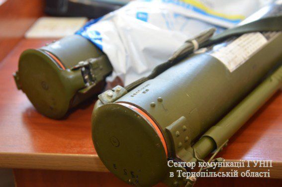На Тернопільщині працівник станції виявив біля колії дві рективних гранати (ФОТО)
