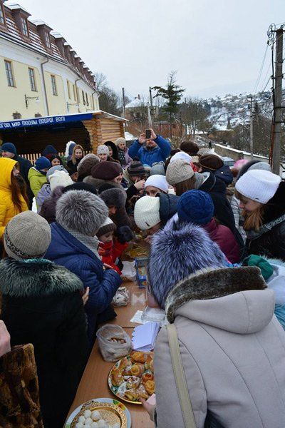 Бучацькі пластунки влаштували Різдвяну ярмарку, щоб допомогти волонтерському центру АТО (ФОТОРЕПОРТАЖ)