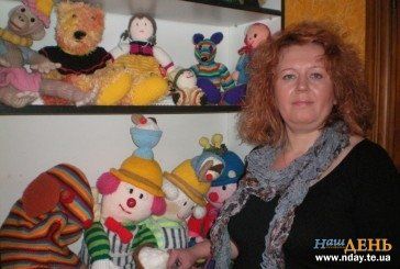 Тепла колекція Ольги Гондз. Тернополянка назбирала майже півсотні в’язаних іграшок (ФОТО)