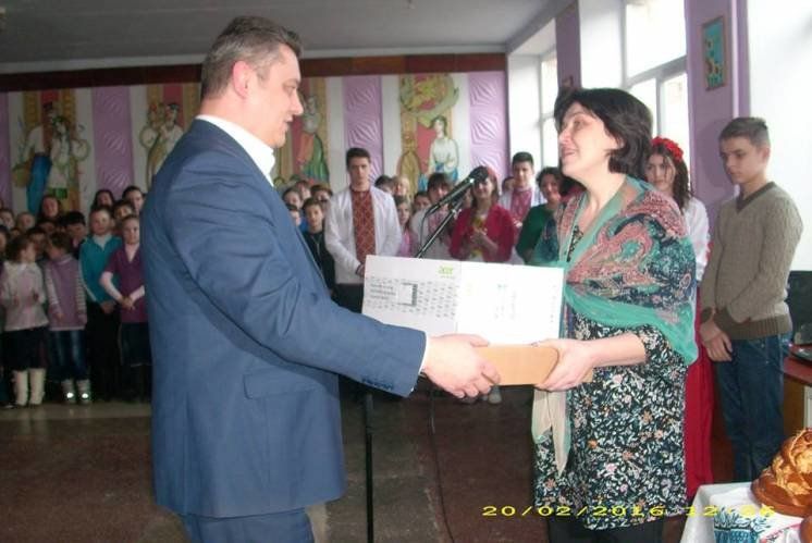 Керівник Гусятинщини подарував Хоростківській ЗОШ №2 мультимедійний проектор і ноутбук (ФОТО)