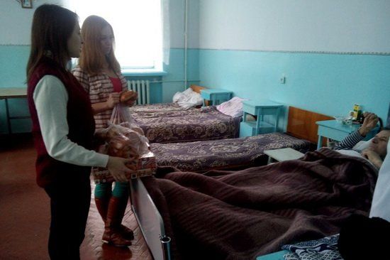 У Залозецькій лікарні, що на Тернопільщині, молодь УГКЦ провідала хворих (ФОТО)