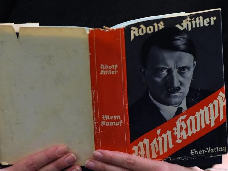 Перевидана книга Гітлера «Mein Kampf» стала у Німеччині бестселером