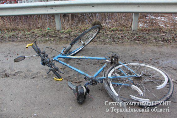Біля Тернополя автівка збила велосипедиста (ФОТО)
