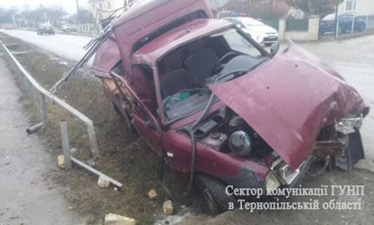 Біля Тернополя авто влетіло у кювет. Травмувалася дитина (ФОТО)