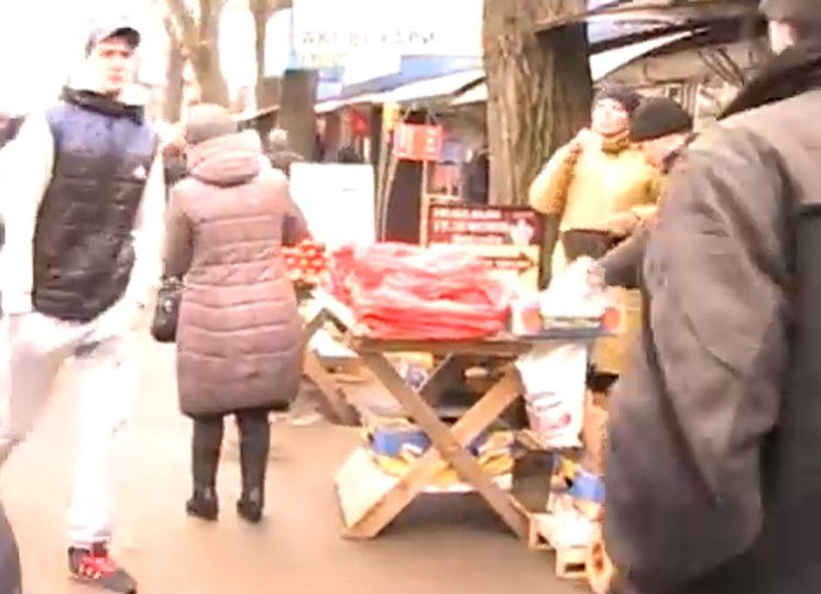 Біля тернопільському ринку прибрали тротуари від столів , які використовували для несанкціонованої торгівлі
