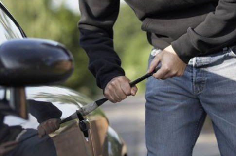 Поліція розшукує злочинців які вже цілу добу обкрадають авто у Тернополі
