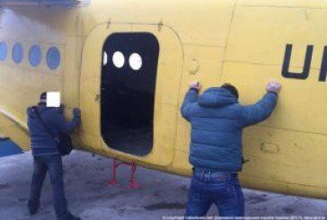 На Кременеччині прикордонники та СБУ затримали контрабандистів з рекордною партією цигарок на борту приватного літака (ФОТО)