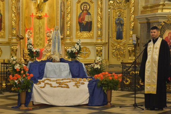 В Архикатедрі Тернополя молодь молилася вервицю солідарності (ФОТО)