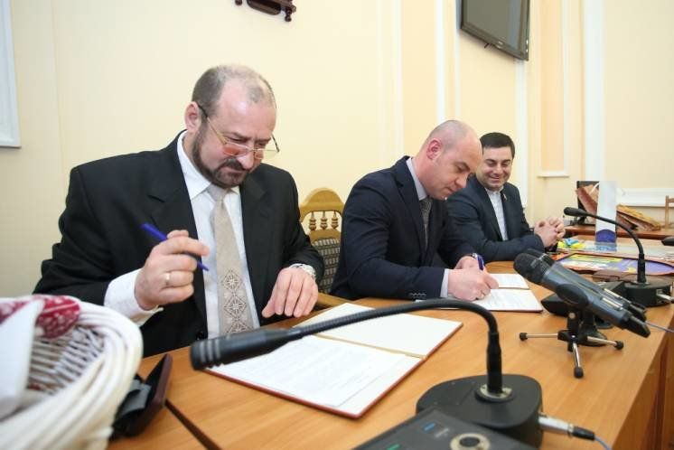 Підписали Меморандум про співпрацю між Тернополем і Першотравневим районом Донеччини (ФОТО)
