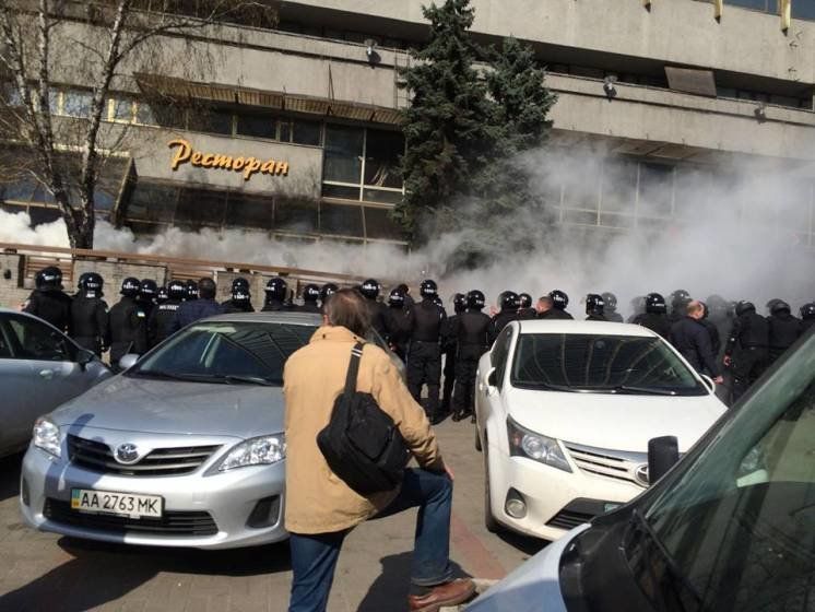У Києві захопили готель «Либідь». Працює спецназ (ФОТО)