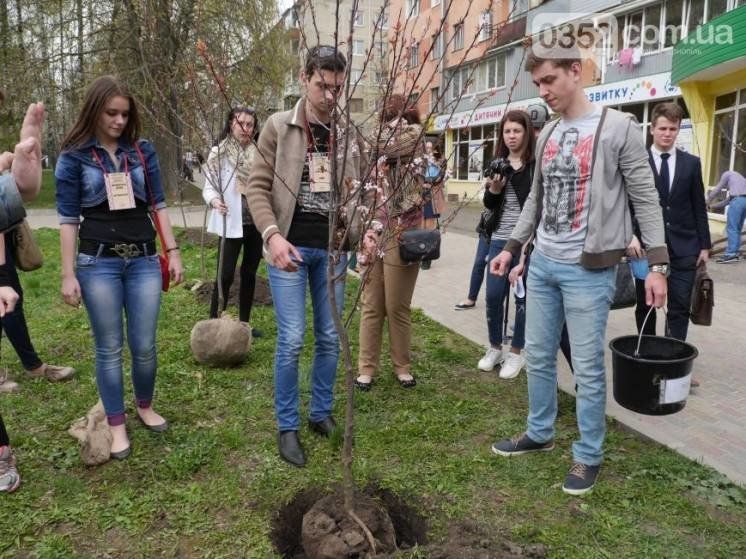 У сквері Миру тернополяни висадили сливи Пісарді: за деревами стежитимуть охоронці та відеокамери