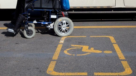 Попередження для автохамів: зростуть штрафи за паркування на місцях для інвалідів