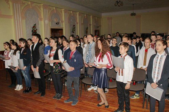 Тернопільські школярі молилися Хресну дорогу англійською мовою (ФОТО)