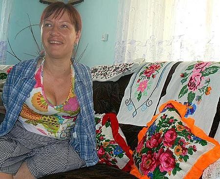 На Тернопільщині жінка без рук виховує дітей, вишиває та робить макіяж