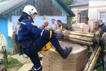 «Еменесники» врятували жителя Борщівщини, який травмувався, коли чистив криницю (ФОТО)
