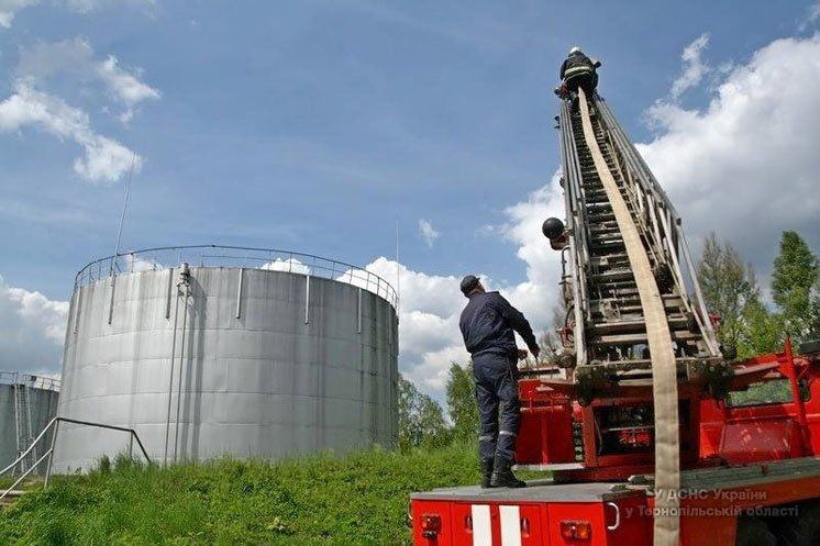 Рятувальники «гасили» пожежу на нафтобазі на Тернопільщині
