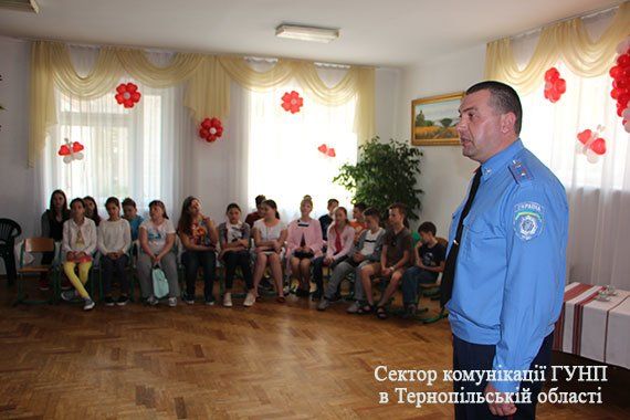Поліцейські побували з візитом у школярів напередодні канікул (ФОТО)