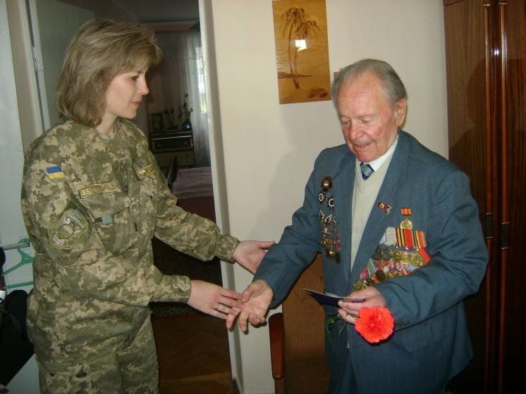 Військовослужбовці Тернопільського гарнізону завітали в гості до ветеранів Другої світової війни (ФОТО)