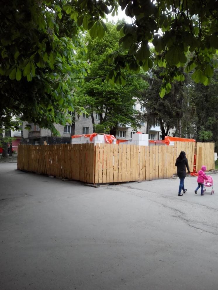 У Тернополі на бульварі Д.Галицького зупинено незаконні будівельні роботи (ФОТО)