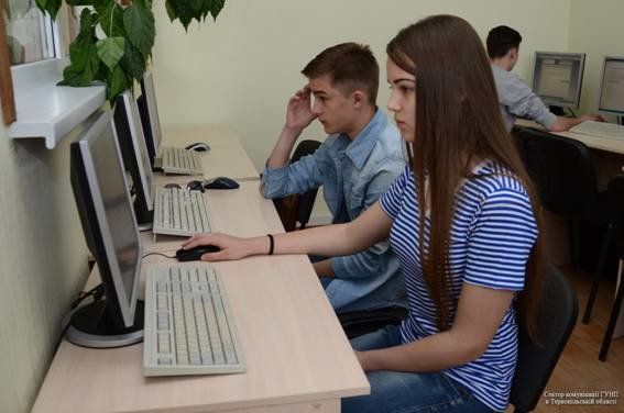 У Тернополі школярі здавали іспити на водійські права (ФОТО)