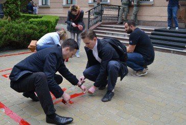 У Тернополі перед міською радою встановили червоний кордон (ФОТО)