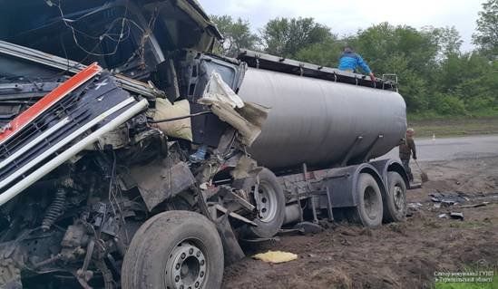 На Тернопільщині вантажівка протаранила пасажирський автобус. Є жертви (ФОТО)