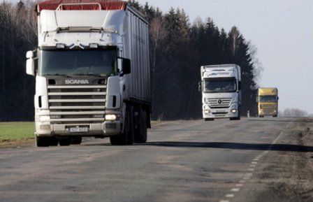 Із 1 червня «тяжким» вантажівкам заборонено їздити у спеку українськими дорогами
