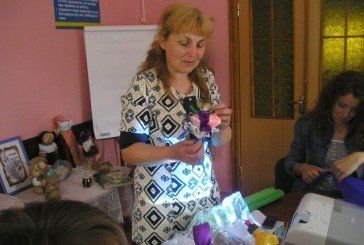 Лановецька майстриня Тетяна Керея вчила безробітних виготовляти ляльки-мотанки та квіти (ФОТО)