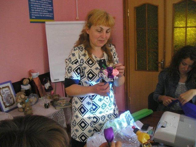 Лановецька майстриня Тетяна Керея вчила безробітних виготовляти ляльки-мотанки та квіти (ФОТО)
