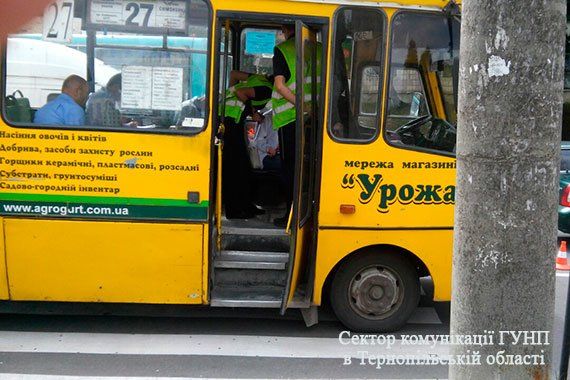 У Тернополі мама з дитиною опинилися під колесами автобуса (ФОТО)