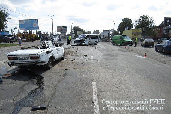 У Тернополі в ДТП старенький ВАЗ розірвало на шматки. Водій загинув на місці (ФОТО)
