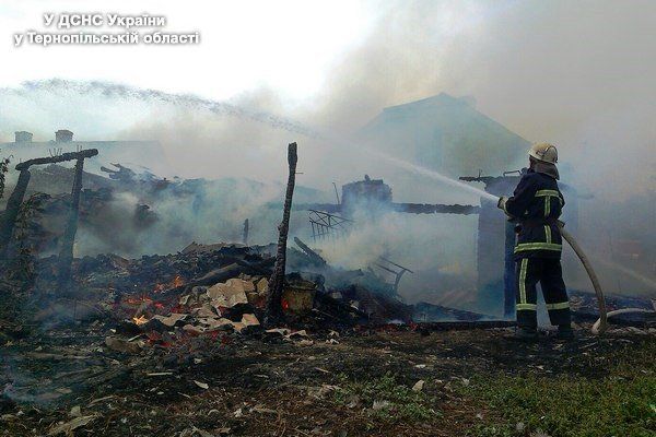 На Теребовлянщині згоріла господарська будівля (ФОТО)